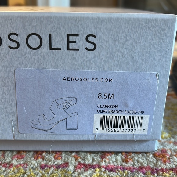 Olive Suede Aerosoles Clarkson Sandals in original box - Picture 9 of 9